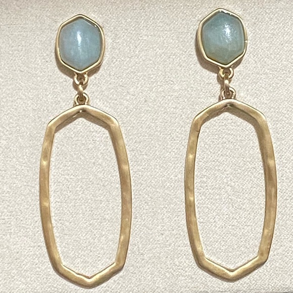 🎉❤️ Hannah Lake Manor Dangle Earrings - Picture 2 of 2